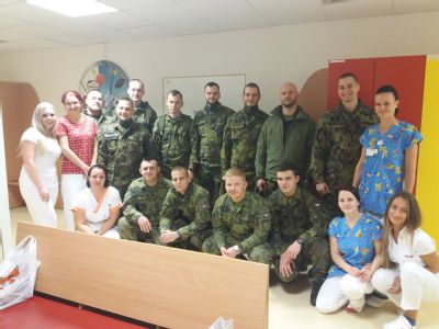 Malé pacienty Vítkovické nemocnice navštívili na Štědrý den vojáci