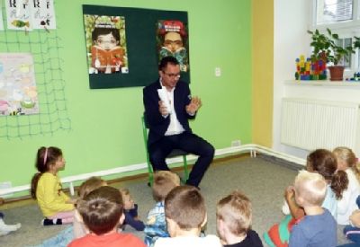 Naučné pohádky z úst primáře Vítkovické nemocnice si vyslechli žáci Základní školy v Libhošti