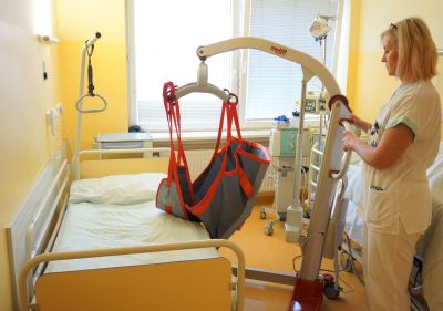 Zdravotníkům v Nemocnici AGEL Ostrava-Vítkovice usnadňuje práci s imobilními pacienty nový zvedák