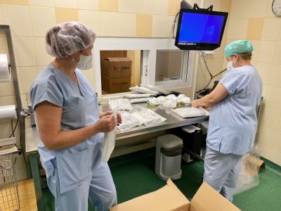 Centrální sterilizace vítkovické nemocnice chystá zdravotníkům pečující o covidové pacienty ochranné pomůcky na míru