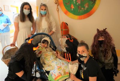 Mikulášská družina navštívila děti hospitalizované v Nemocnici AGEL Ostrava-Vítkovice 