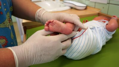 Cesta nejen k bezpečnému očkování. Vítkovická nemocnice nabízí rodičkám nové vyšetření závažných poruch imunity u dětí zdarma